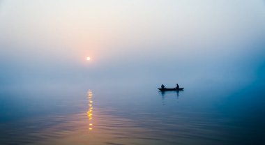 Varanasi 'deki Ganj nehrinde gün doğumu zamanı