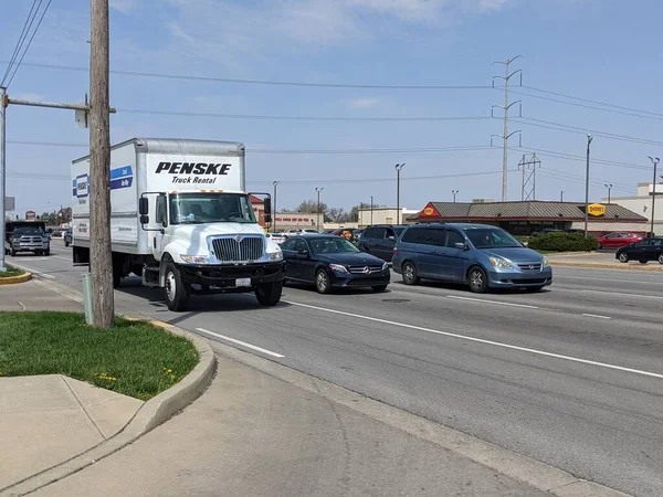 Greenwood, Indiana Stany Zjednoczone - Kwiecień 06 2020: Penske Truck Rental Vehicle Obraz Stockowy