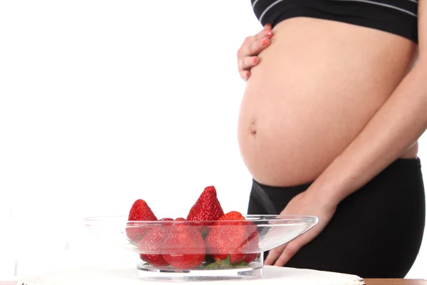 Zwangere vrouw eten aardbei — Stockfoto