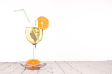 Tatlı kokteyl. Maytap şampanya kadehi ile