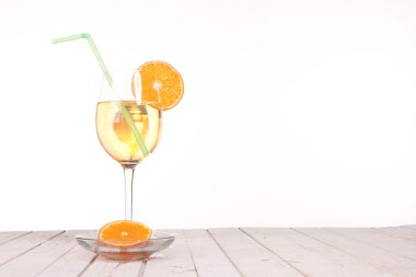 Tatlı kokteyl. Maytap şampanya kadehi ile