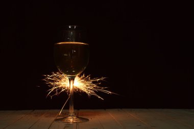 Tatlı kokteyl. Maytap şampanya kadehi ile