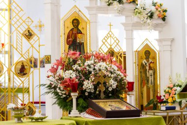 Modern bir kilisenin iç görünüm