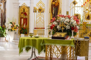 Modern bir kilisenin iç görünüm