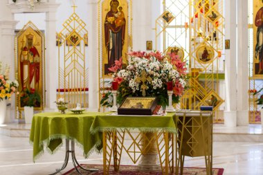 Modern bir kilisenin iç görünüm