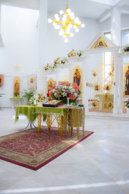 Modern bir kilisenin iç görünüm