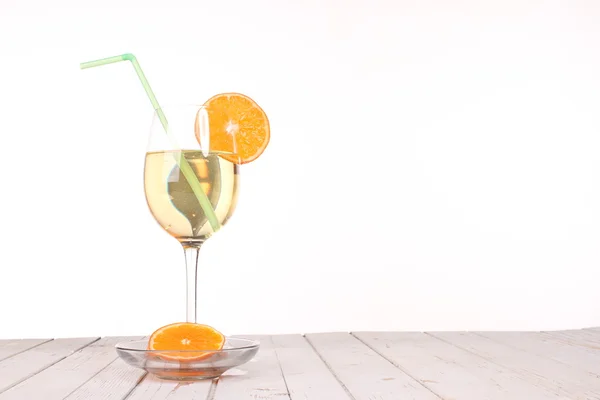 Söt cocktail. Tomtebloss med champagneglas — Stockfoto