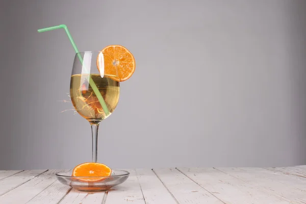 Söt cocktail. Tomtebloss med champagneglas — Stockfoto