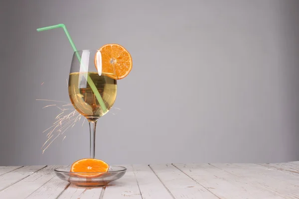 Zoete cocktail. Sparkler met champagne glas — Stockfoto