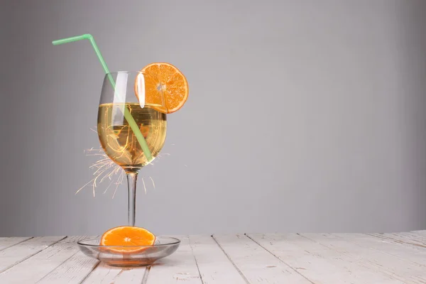 Süßer Cocktail. Wunderkerze mit Champagnerglas — Stockfoto