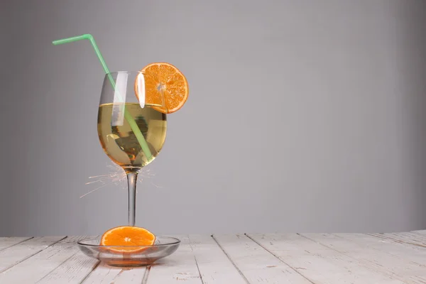 Süßer Cocktail. Wunderkerze mit Champagnerglas — Stockfoto
