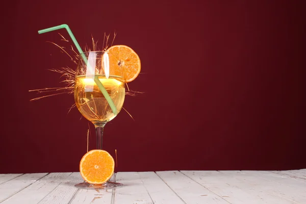 Søt cocktail. Sparkler med champagneglass – stockfoto