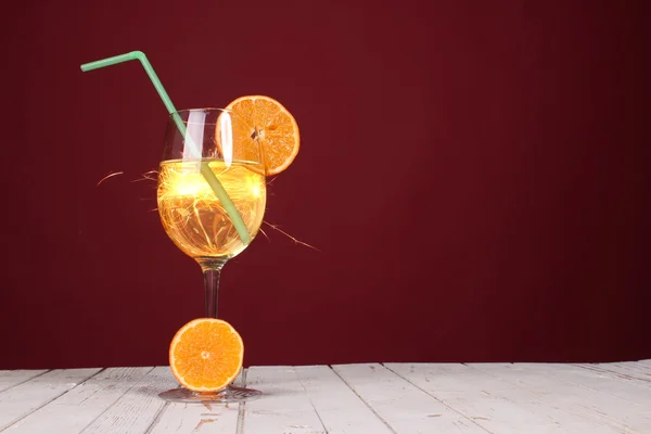Söt cocktail. Tomtebloss med champagneglas — Stockfoto