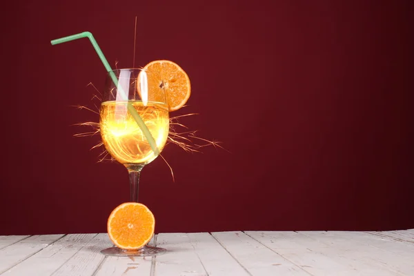 Süßer Cocktail. Wunderkerze mit Champagnerglas — Stockfoto