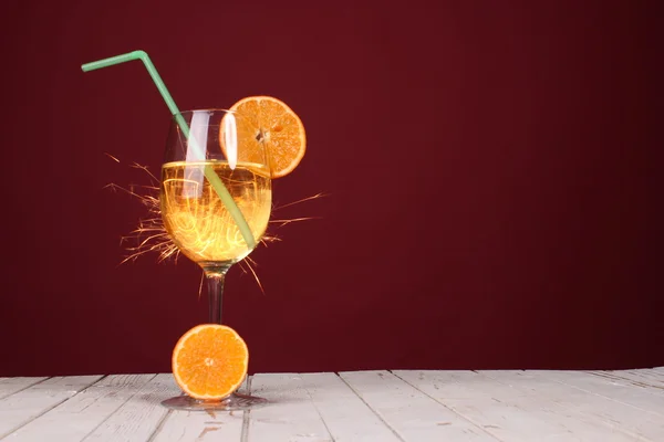 Süßer Cocktail. Wunderkerze mit Champagnerglas — Stockfoto