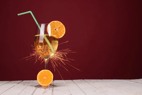 Süßer Cocktail. Wunderkerze mit Champagnerglas — Stockfoto