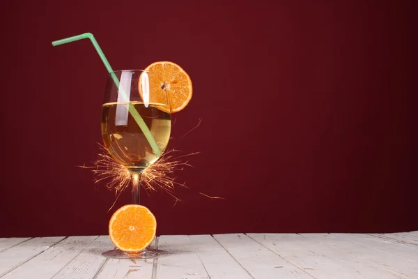 Süßer Cocktail. Wunderkerze mit Champagnerglas — Stockfoto