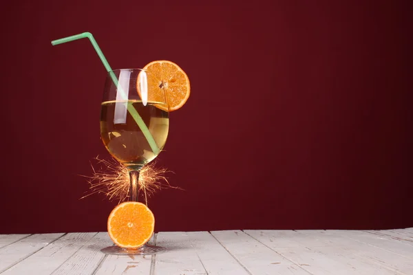 Süßer Cocktail. Wunderkerze mit Champagnerglas — Stockfoto