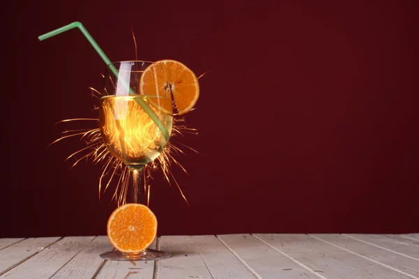 Söt cocktail. Tomtebloss med champagneglas — Stockfoto