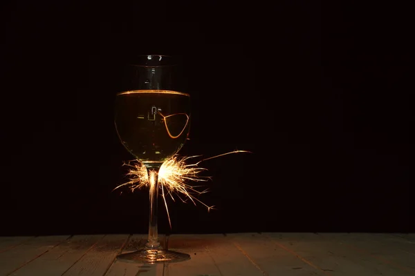 Söt cocktail. Tomtebloss med champagneglas — Stockfoto