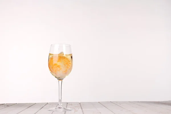 Süßer Cocktail. Wunderkerze mit Champagnerglas — Stockfoto