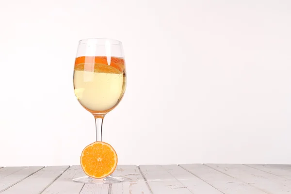 Süßer Cocktail. Wunderkerze mit Champagnerglas — Stockfoto