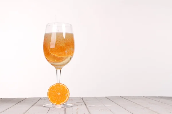 Süßer Cocktail. Wunderkerze mit Champagnerglas — Stockfoto