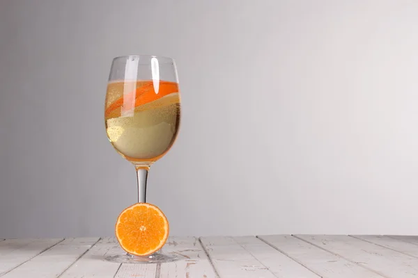 Süßer Cocktail. Wunderkerze mit Champagnerglas — Stockfoto