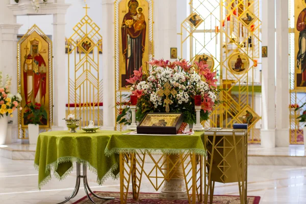 Modern bir kilisenin iç görünüm