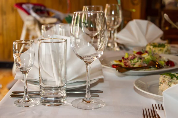 Tischdekoration bei einem luxuriösen Empfang. — Stockfoto