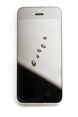 Su damlaları ile akıllı telefon
