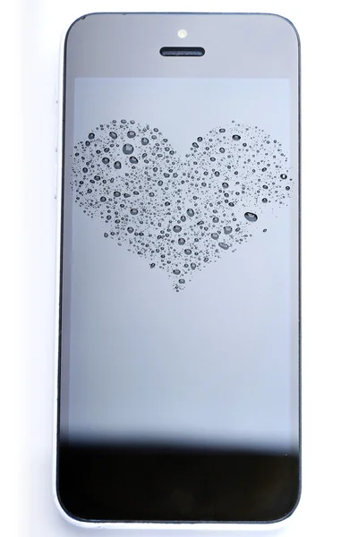 Vatten droppar på smartphone Solihull, hjärtsymbol består av vatten — Stockfoto
