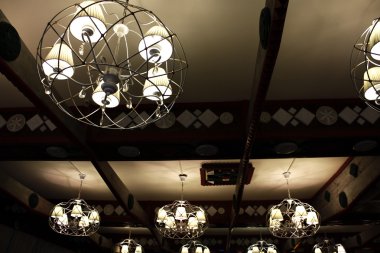 ile kristal avize. Avize tavan ışıkları.