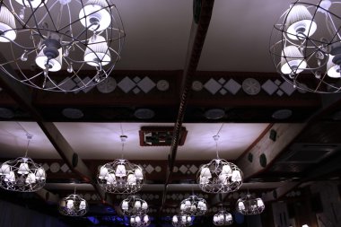 ile kristal avize. Avize tavan ışıkları.