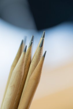 kurşun kalem metal kapta