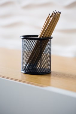 kurşun kalem metal kapta