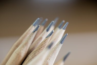 kurşun kalem metal kapta