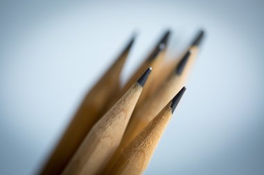 kurşun kalem metal kapta