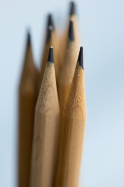 kurşun kalem metal kapta