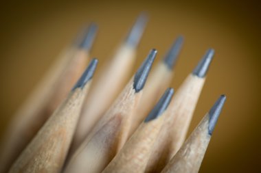 kurşun kalem metal kapta