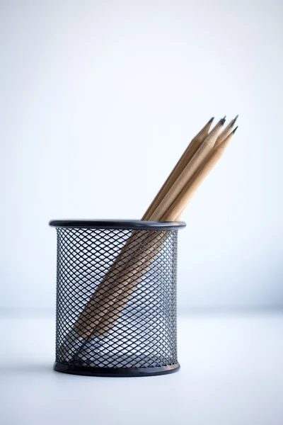 Lápis em metal pot — Zdjęcie stockowe