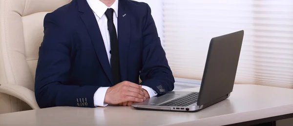 Empresario usando portátil en la oficina — Foto de Stock