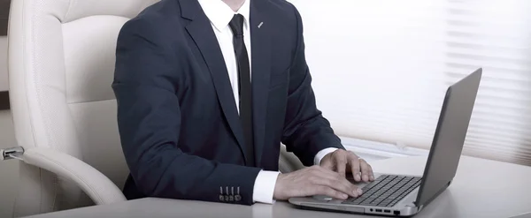 Biznesmen korzystający z laptopa w biurze — Zdjęcie stockowe