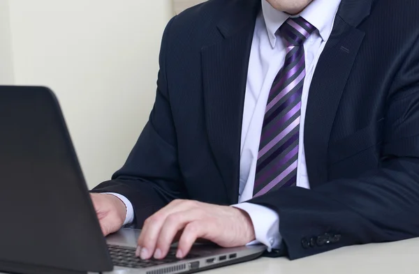 Empresario usando portátil en la oficina — Foto de Stock