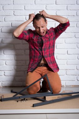 Genç adam mobilya montaj hakkında karışık