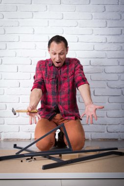 Genç adam mobilya montaj hakkında karışık