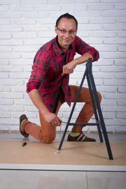 mutlu çalışan adam memnun kendi sonuç