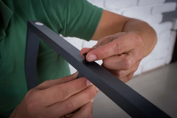 Closeup photo of handyman tightening the screws — Stock Photo, Image