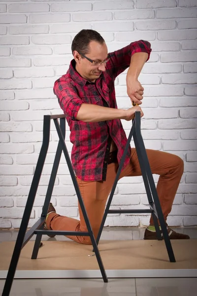 Closeup photo of handyman tightening the screws — Stock Photo, Image