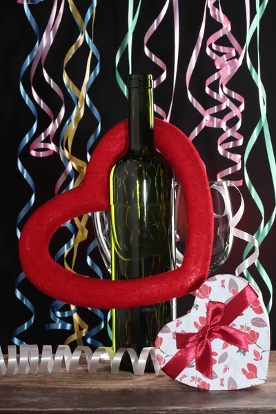 Der erste Valentinstag mit Geschenk und Rotwein — Stockfoto